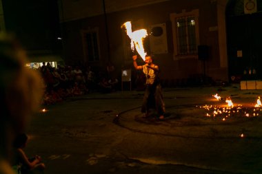 Reggio Emilia, İtalya - 2018 05 01 Montecchio Serbest Sokak Ateşi Yiyen Sokak Sanatçısı. Yüksek kalite fotoğraf