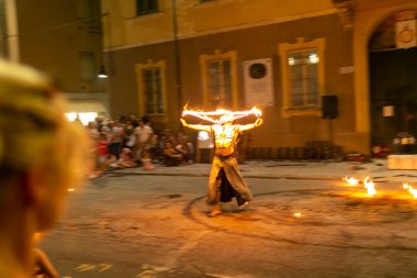 Reggio Emilia, İtalya - 2018 05 01 Montecchio Serbest Sokak Ateşi Yiyen Sokak Sanatçısı. Yüksek kalite fotoğraf