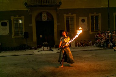 Reggio Emilia, İtalya - 2018 05 01 Montecchio Serbest Sokak Ateşi Yiyen Sokak Sanatçısı. Yüksek kalite fotoğraf