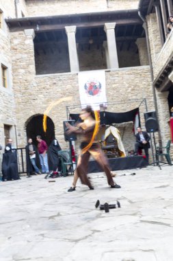 Modena, İtalya - 2018 05 01: Queen 's Day free street event fire eater street artist. Yüksek kalite fotoğraf
