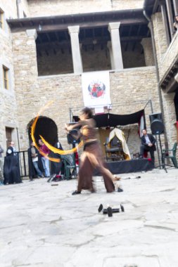 Modena, İtalya - 2018 05 01: Queen 's Day free street event fire eater street artist. Yüksek kalite fotoğraf