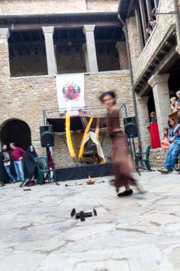 Modena, İtalya - 2018 05 01: Queen 's Day free street event fire eater street artist. Yüksek kalite fotoğraf