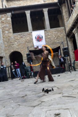 Modena, İtalya - 2018 05 01: Queen 's Day free street event fire eater street artist. Yüksek kalite fotoğraf