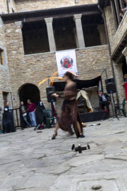 Modena, İtalya - 2018 05 01: Queen 's Day free street event fire eater street artist. Yüksek kalite fotoğraf
