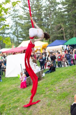 Modena, İtalya - 2018 05 01: Tepesinde muşambaları olan sokak ressamıyla Queen 's Day sokak sanatçısı. Yüksek kalite fotoğraf