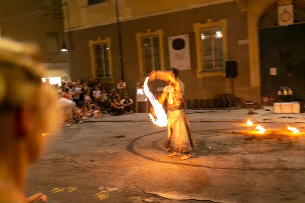 Реджо Италия 2018 Montecchio Unplugged Free Street Event Fire Eater — стоковое фото