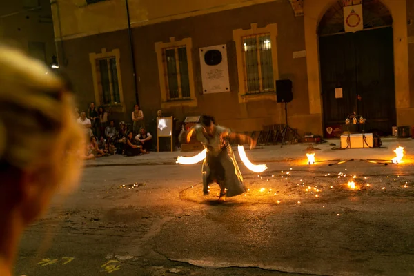 Реджо Италия 2018 Montecchio Unplugged Free Street Event Fire Eater — стоковое фото