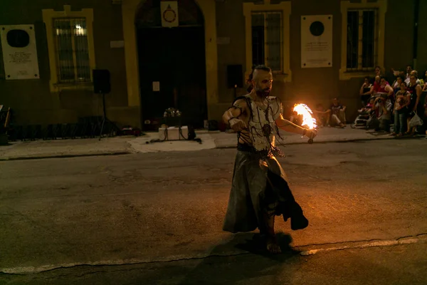 เรจจ เอม ตาล 2018 Montecchio Unpluged Free Street Event Fire — ภาพถ่ายสต็อก
