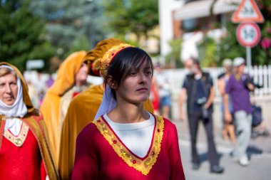 Canossa, Reggio Emilia - İtalya - 2019 01 07 Ortaçağ tarihi yeniden canlandırması Martilde di Canossa bayrak sallamaları ve temalı elbiseler ile. Yüksek kalite fotoğraf