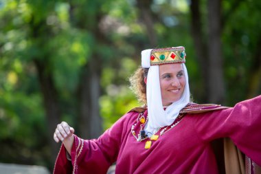 Canossa, Reggio Emilia - İtalya - 2019 01 07 Ortaçağ tarihi yeniden canlandırması Martilde di Canossa bayrak sallamaları ve temalı elbiseler ile. Yüksek kalite fotoğraf