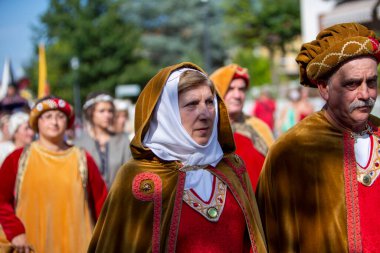 Canossa, Reggio Emilia - İtalya - 2019 01 07 Ortaçağ tarihi yeniden canlandırması Martilde di Canossa bayrak sallamaları ve temalı elbiseler ile. Yüksek kalite fotoğraf
