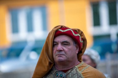 Canossa, Reggio Emilia - İtalya - 2019 01 07 Ortaçağ tarihi yeniden canlandırması Martilde di Canossa bayrak sallamaları ve temalı elbiseler ile. Yüksek kalite fotoğraf