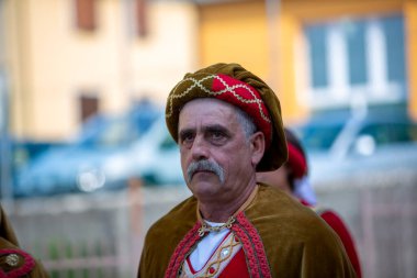 Canossa, Reggio Emilia - İtalya - 2019 01 07 Ortaçağ tarihi yeniden canlandırması Martilde di Canossa bayrak sallamaları ve temalı elbiseler ile. Yüksek kalite fotoğraf