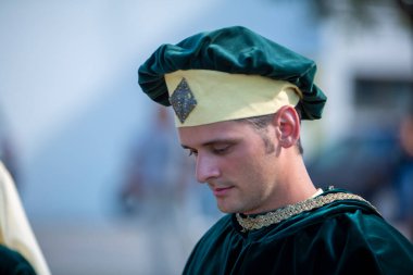 Canossa, Reggio Emilia - İtalya - 2019 01 07 Ortaçağ tarihi yeniden canlandırması Martilde di Canossa bayrak sallamaları ve temalı elbiseler ile. Yüksek kalite fotoğraf