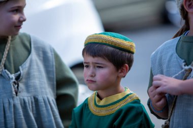 Canossa, Reggio Emilia - İtalya - 2019 01 07 Ortaçağ tarihi yeniden canlandırması Martilde di Canossa bayrak sallamaları ve temalı elbiseler ile. Yüksek kalite fotoğraf