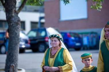 Canossa, Reggio Emilia - İtalya - 2019 01 07 Ortaçağ tarihi yeniden canlandırması Martilde di Canossa bayrak sallamaları ve temalı elbiseler ile. Yüksek kalite fotoğraf