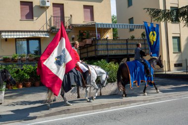 Canossa, Reggio Emilia - İtalya - 2019 01 07 Ortaçağ tarihi yeniden canlandırması Martilde di Canossa bayrak sallamaları ve temalı elbiseler ile. Yüksek kalite fotoğraf