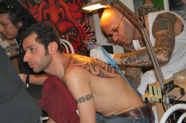 Milano, İtalya 02 11 2020: Milano Dövme Sözleşmesi, tatto ve parçalarla ilgili toplantı. Geleneksel irezumi. Yüksek kalite fotoğraf