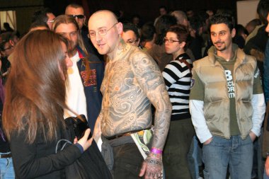 Milano, İtalya 02 11 2020: Milano Dövme Sözleşmesi, tatto ve parçalarla ilgili toplantı. Geleneksel irezumi. Yüksek kalite fotoğraf