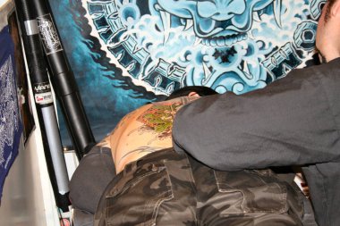 Milano, İtalya 02 11 2020: Milano Dövme Sözleşmesi, tatto ve parçalarla ilgili toplantı. Geleneksel irezumi. Yüksek kalite fotoğraf