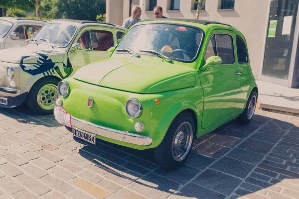 Bibbiano レッジョ エミリアイタリア 2015 町の広場緑のフィアット500でヴィンテージ車の無料ラリー 高品質の写真 — ストック写真