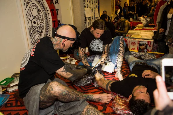 Milano, İtalya 02 11 2020: Milano Dövme Sözleşmesi, tatto ve parçalarla ilgili toplantı. Geleneksel irezumi. Yüksek kalite fotoğraf