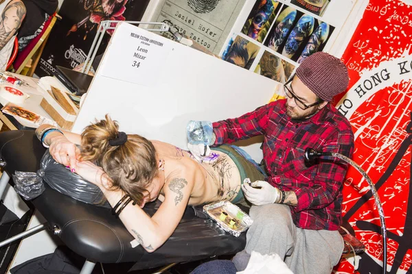 Milano, İtalya 02 11 2020: Milano Dövme Sözleşmesi, tatto ve parçalarla ilgili toplantı. Geleneksel irezumi. Yüksek kalite fotoğraf