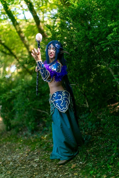 Lucca, İtalya - 2018 10 31: Lucca Comics ücretsiz kostüm etkinliği şehir Warcraft Night Elf Girl etrafında. Yüksek kalite fotoğraf
