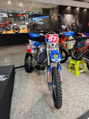 Milano, İtalya - 2021 11: Eicma Milano Bisiklet Fuarı Enduro TM bisiklet Will Ruprecht. Yüksek kalite fotoğraf