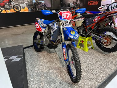 Milano, İtalya - 2021 11: Eicma Milano Bisiklet Fuarı Enduro TM bisiklet Will Ruprecht. Yüksek kalite fotoğraf