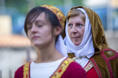 Canossa, Reggio Emilia - İtalya: 2019 01 07 Ortaçağ 'da Martilde di Canossa' nın bayrak sallayan ve temalı elbiseli kız figüranları ile yeniden canlandırılması. Yüksek kalite fotoğraf