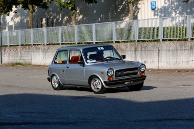 Bibbiano-Reggio Emilia Italy - 07: 15 2015: Autobianchi A122 Abarth şehir meydanında klasik arabaların ücretsiz mitingi. Yüksek kalite fotoğraf