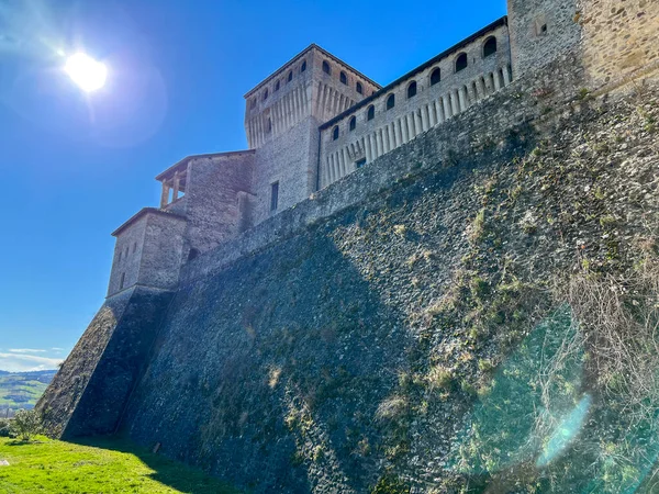 Ortaçağ Torrechiara kalesi Parma savunma duvarlarında. Yüksek kalite fotoğraf
