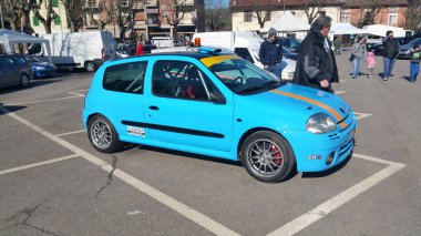 Reggio Emilia, İtalya - 2016 26 06: Reggio Apennines 'in ücretsiz etkinliği Renault Clio. Yüksek kalite fotoğraf