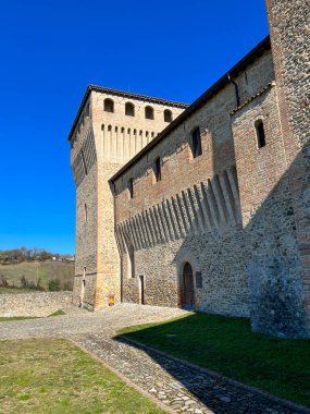 Ortaçağ Torrechiara kalesi Parma savunma duvarlarında. Yüksek kalite fotoğraf
