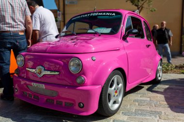 Bibbiano-Reggio Emilia İtalya - 07: 15 2015: Pembe Fiat 500 meydanında klasik arabaların ücretsiz mitingi. Yüksek kalite fotoğraf