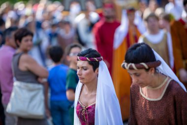 Canossa, Reggio Emilia - İtalya: 2019 01 07 Ortaçağ 'da Martilde di Canossa' nın bayrak sallayan ve temalı elbiseli kız figüranları ile yeniden canlandırılması. Yüksek kalite fotoğraf