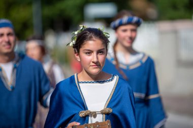 Canossa, Reggio Emilia - İtalya: 2019 01 07 Ortaçağ 'da Martilde di Canossa' nın bayrak sallayan ve temalı elbiseli kız figüranları ile yeniden canlandırılması. Yüksek kalite fotoğraf