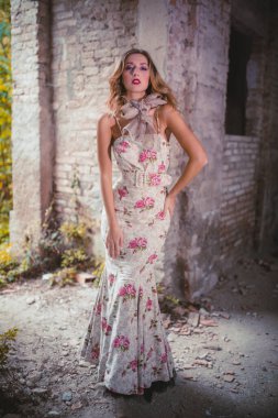 Uzun çiçekli elbiseli güzel sarışın kız. Yüksek kalite fotoğraf