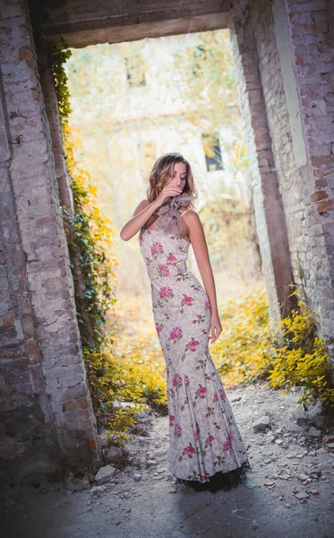 Beautiful Blonde Girl Long Flowered Dress High Quality Photo — ストック写真