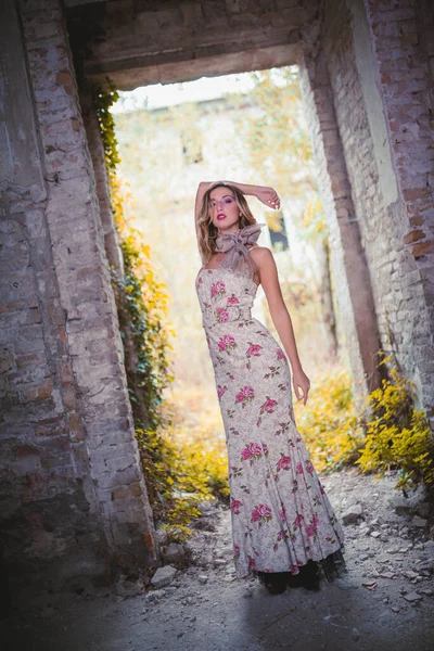 Beautiful Blonde Girl Long Flowered Dress High Quality Photo — Stockfoto