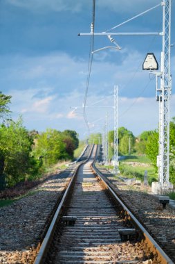 Gün batımında düz tren yolu. Yüksek kalite fotoğraf