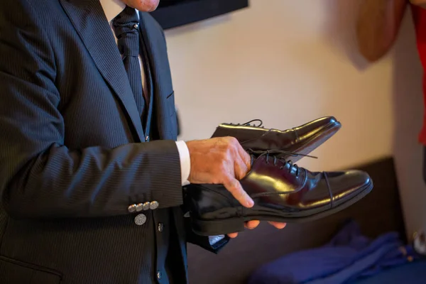 Groom Puts His Shoes His Wedding Day High Quality Photo — ストック写真