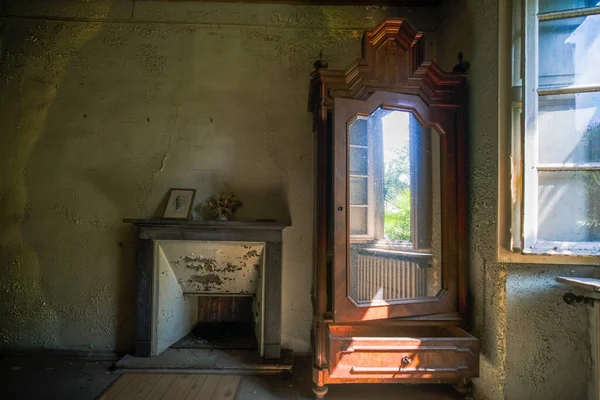 Fireplace Mirror Room Large Abandoned House High Quality Photo — Stockfoto