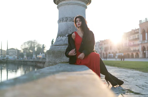 Beautiful Girl Lying Red Dress Piazza Delleerba Padua High Quality — Fotografia de Stock