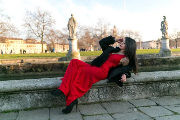 Beautiful Girl Lying Red Dress Piazza Delleerba Padua High Quality — Zdjęcie stockowe