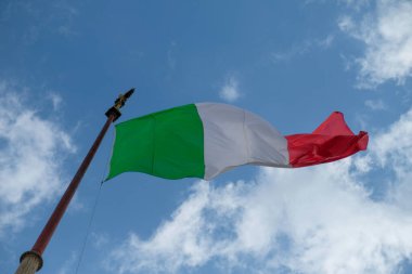 Mavi gökyüzünde sallanan İtalyan bayrağı. Yüksek kalite fotoğraf