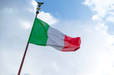 Mavi gökyüzünde sallanan İtalyan bayrağı. Yüksek kalite fotoğraf