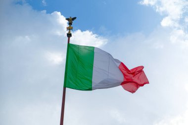 Mavi gökyüzünde sallanan İtalyan bayrağı. Yüksek kalite fotoğraf