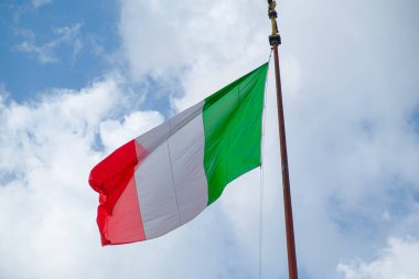 Mavi gökyüzünde sallanan İtalyan bayrağı. Yüksek kalite fotoğraf